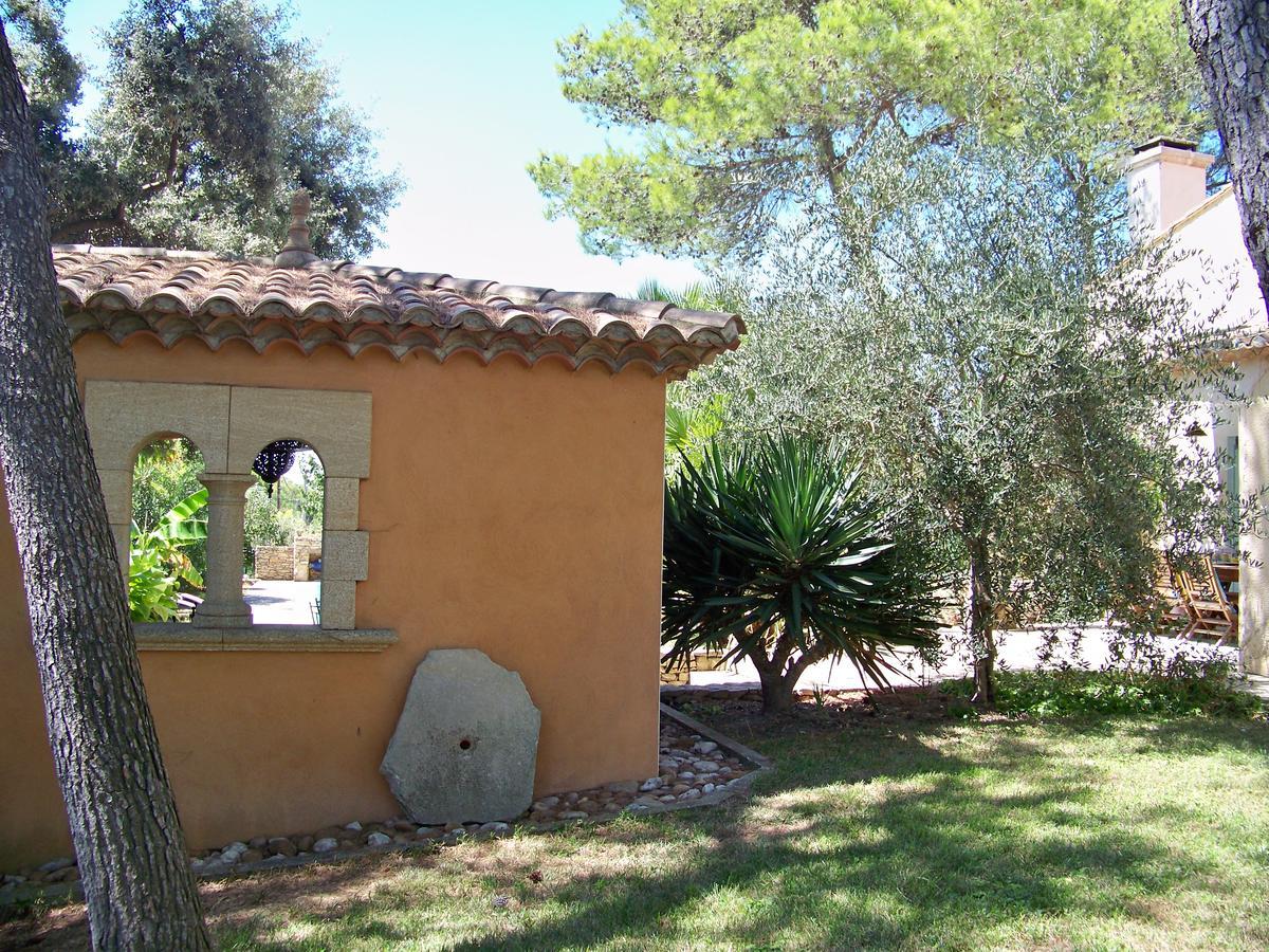 Sous Les Pins Panzió Nages-et-Solorgues Kültér fotó